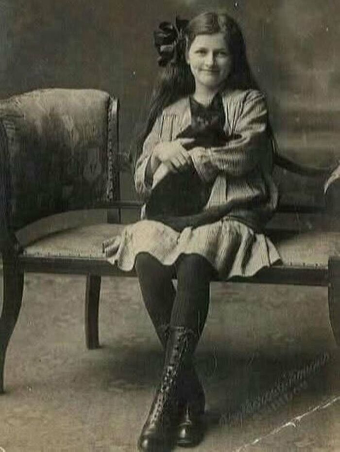 Фреда Стёрлинг с чёрным котом на коленях, Суиндон, около 1918 года