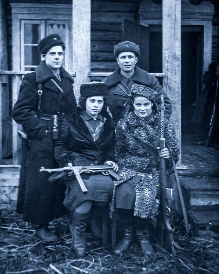 группа еврейских партизан из отряда им. Молотова в районе Пинска (Белоруссия), сделанная в 1944 году, в том числе известная партизанка и фотограф Файя Шульман (Faye Schulman, на фото &mdash; сидящая слева с автоматом ППШ