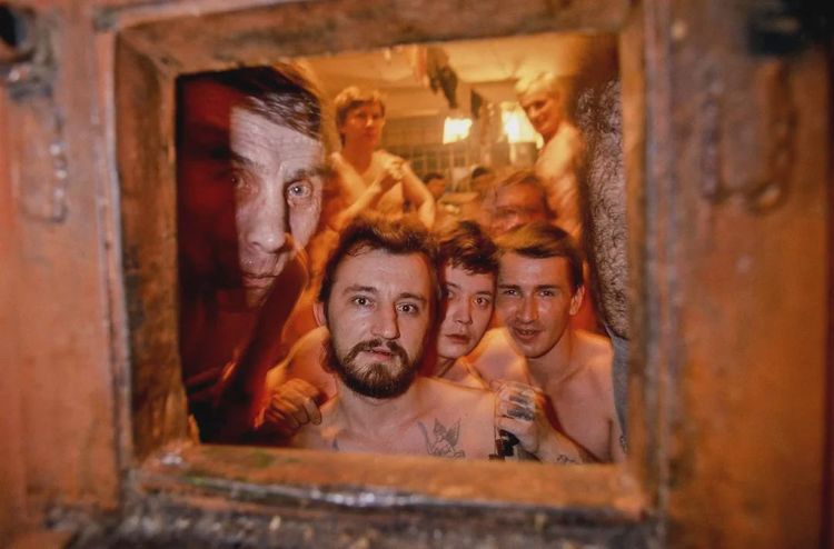 заключённые в переполненной камере следственного изолятора в Ленинграде, которую снял немецкий фотограф Ханс-Юрген Буркард в 1991 году