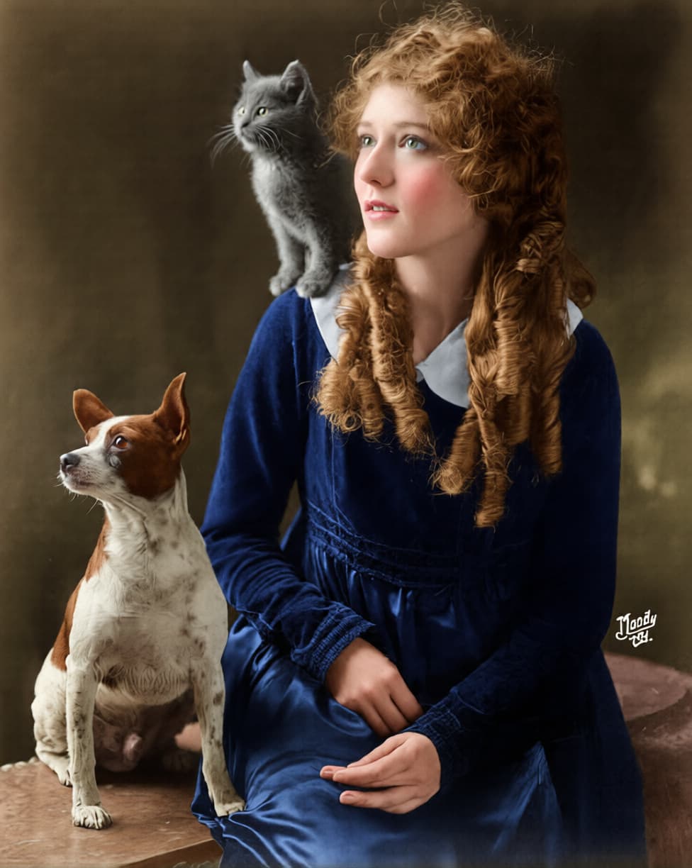 Мэри Пикфорд с котом и собакой, 1916 год