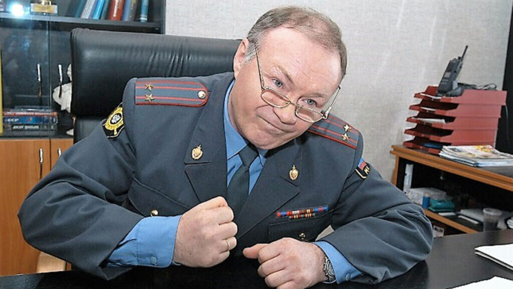 Юрий Кузнецов в роли Мухомора в рабочем кабинете, кадр из сериала