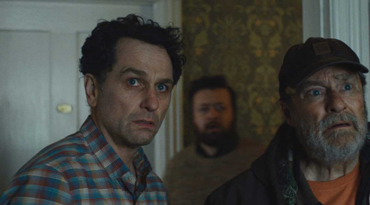 Bigpicture ru кадр из сериала бухта вдов, смешение хоррора и комедии