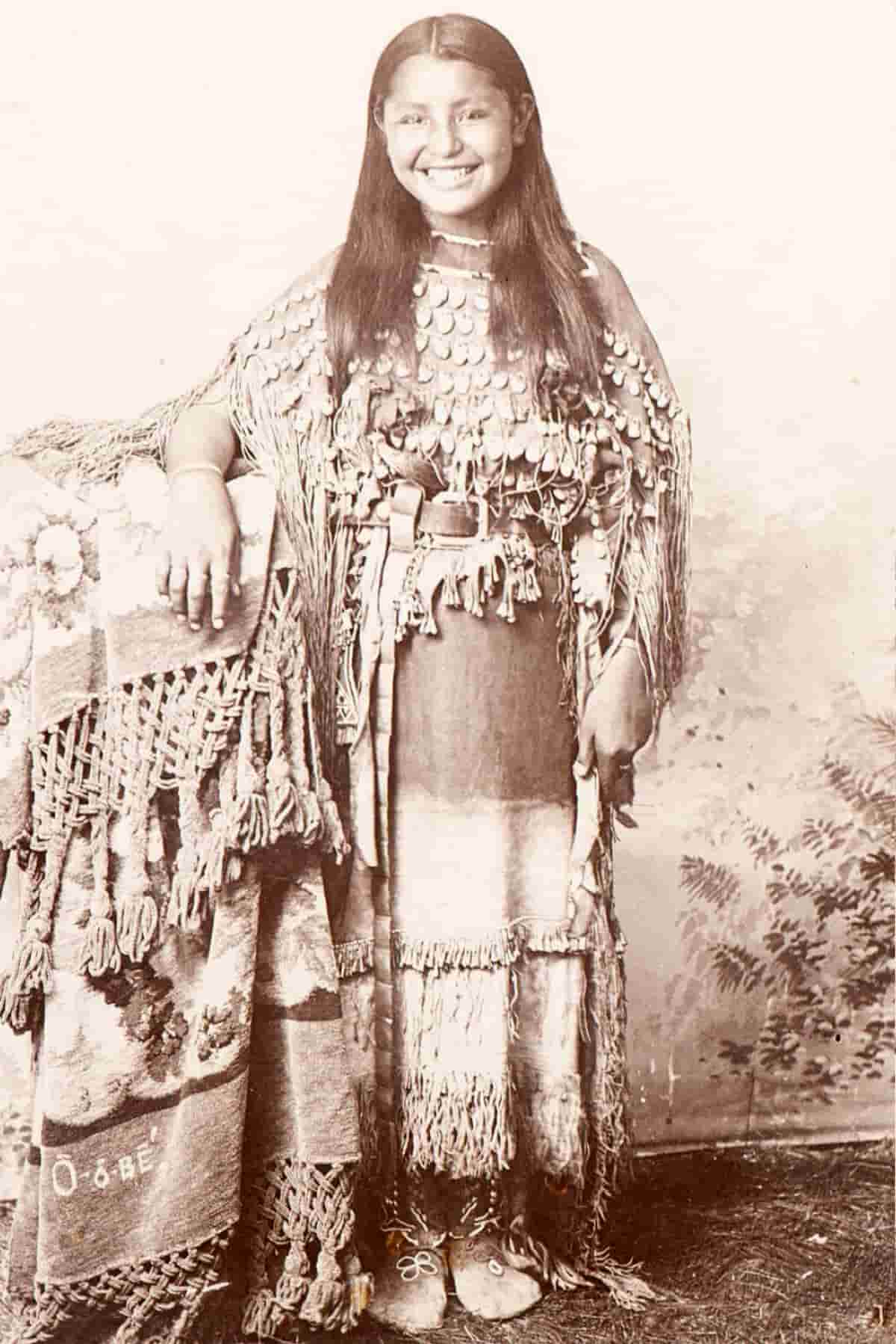 Молодая женщина народа кайова, фотография 1894 года