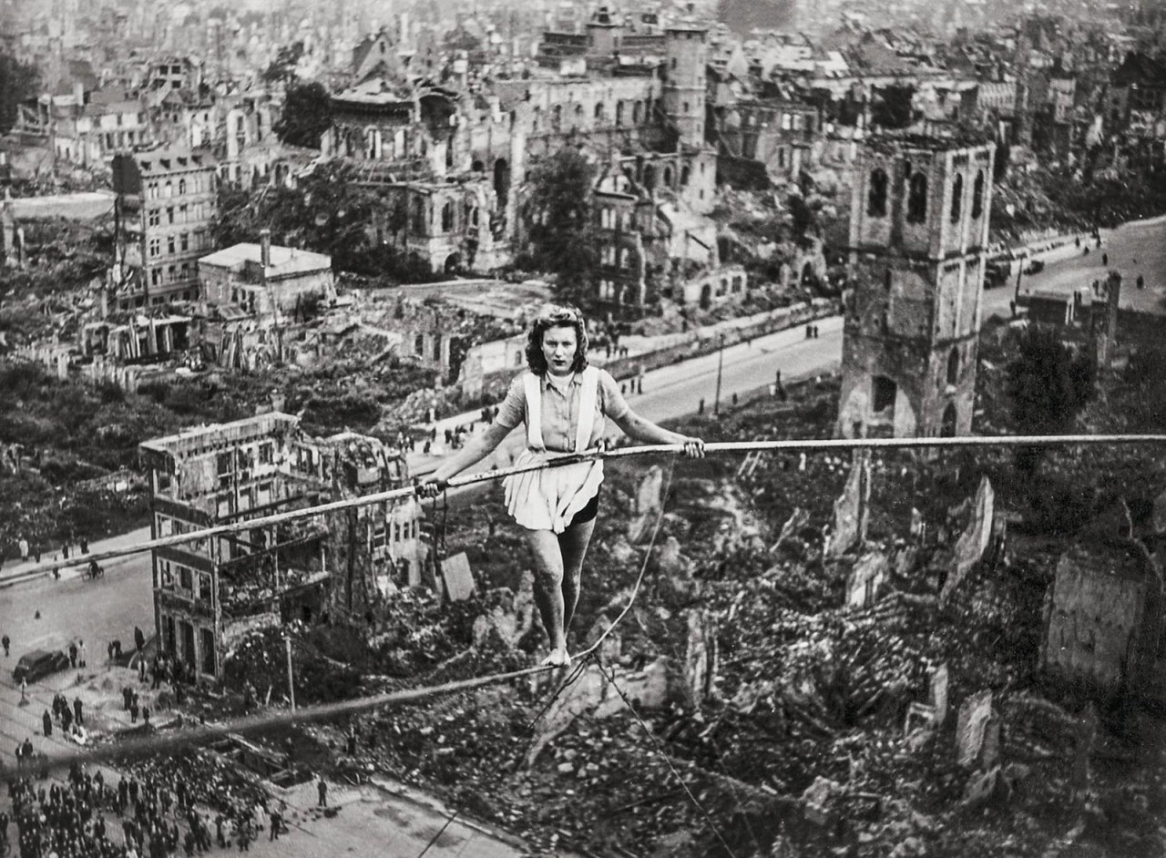 Bigpicture ru маргрет циммерманн идёт по канату над руинами кельна, германия, 1946