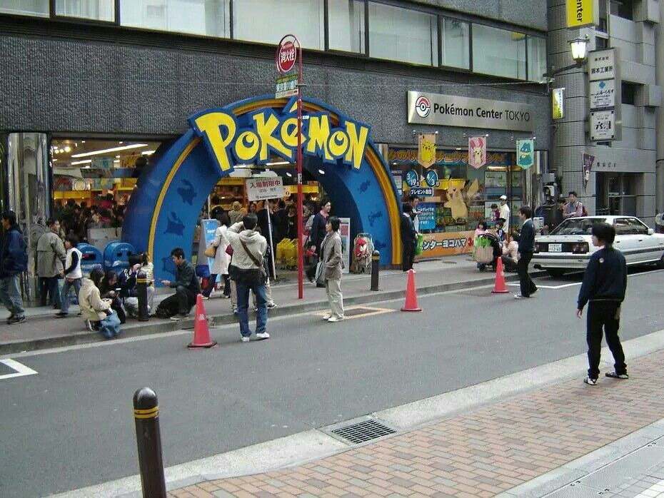 Очередь в магазин Pok&eacute;mon Center в Токио