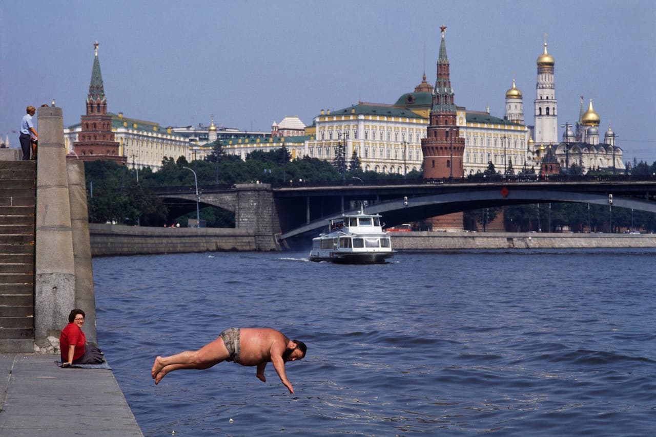 прыжок в реку Москва перед Кремлём