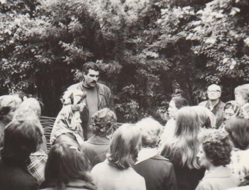 Сергей Довлатов ведёт экскурсию в Пушкинских Горах, 1977 год