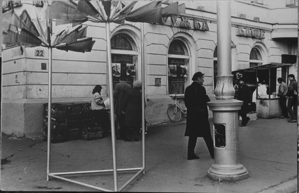 Тротуар перед кафе Дружба в Сыктывкаре, 1980-е, фото Зиновьева