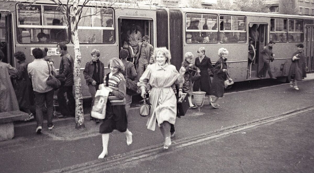Автобусная остановка у кинотеатра Парма в Сыктывкаре, 1980-е, Зиновьев