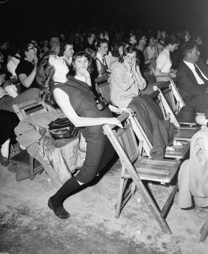 Подростки на концерте Элвиса Пресли в Филадельфии, 1957 год