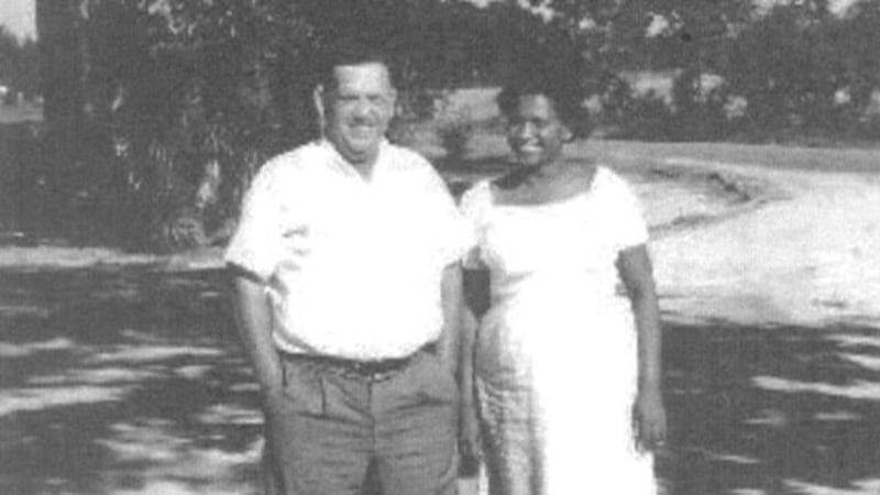 Вернон Фердинанд Дамер-старший (1908&ndash;1966), фермер и президент отделения NAACP округа Форрест в Хаттисберге, Миссисипи с женой Элли на участке у дома