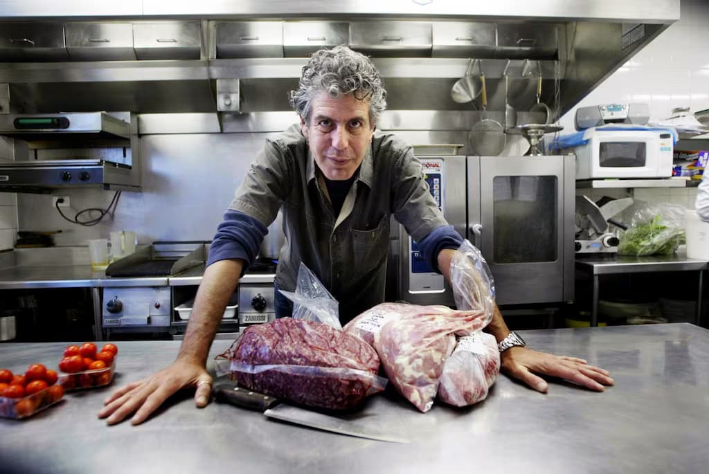 шеф-повар, писатель и телеведущий Энтони Бурден (Anthony Bourdain) на профессиональной кухне в Сиднее в марте 2005 года