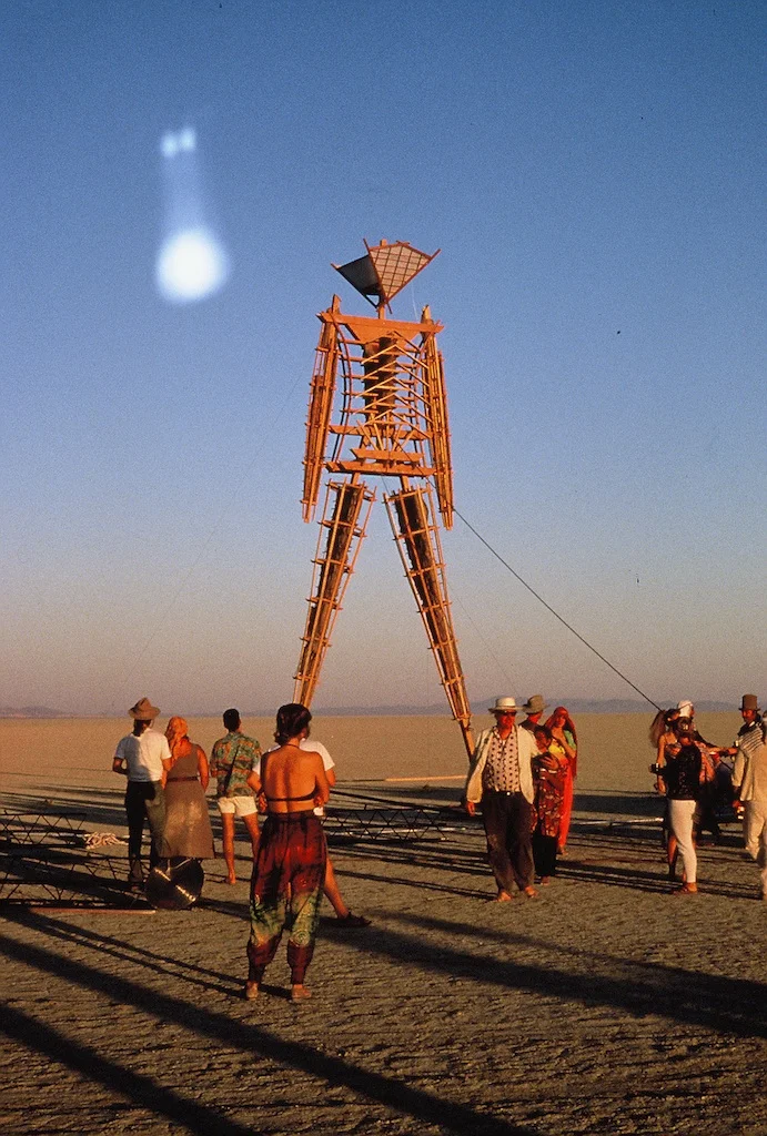 Ранняя деревянная скульптура Человека (The Man) на фестивале Burning Man, по всей видимости, начала 1990-х годов в пустыне Блэк-Рок, штат Невада