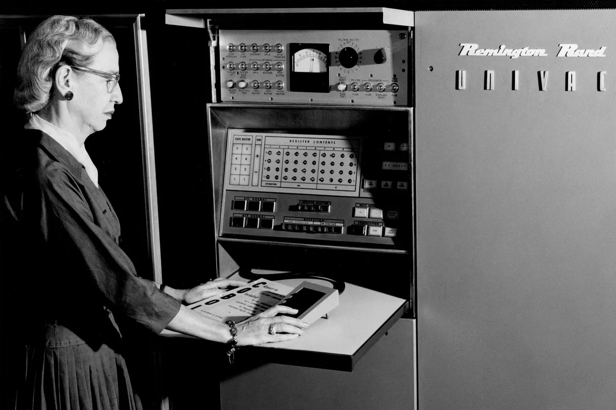 Грейс Хоппер за работой у компьютера, 1960-е годы