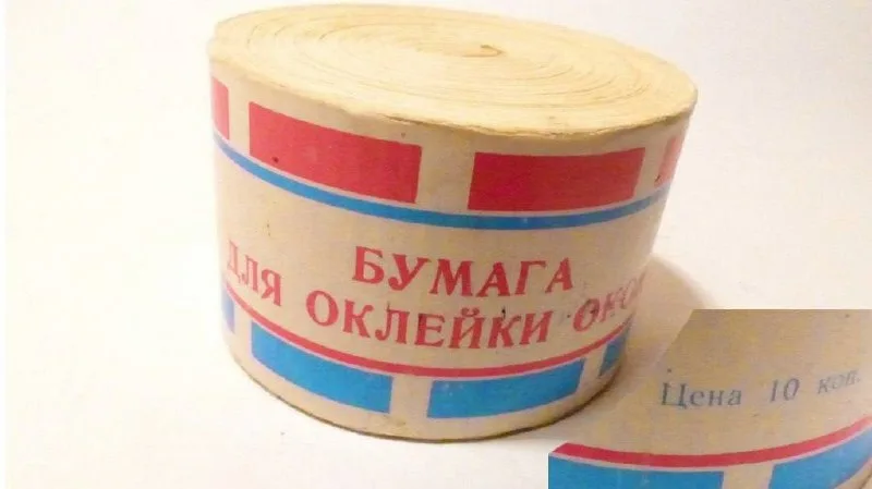 Деревянное окно, заклеенное на зиму полосками бумаги