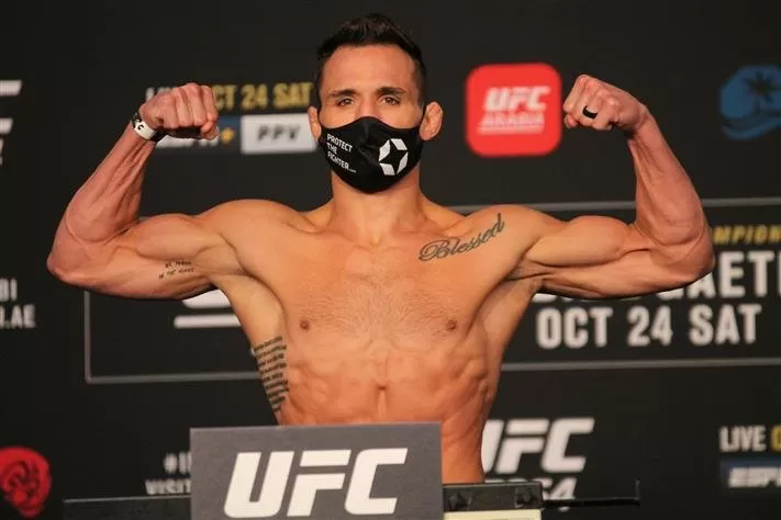 Майкл чендлер в респираторной маске на взвешивании ufc 257, пародирующий образ бэйна