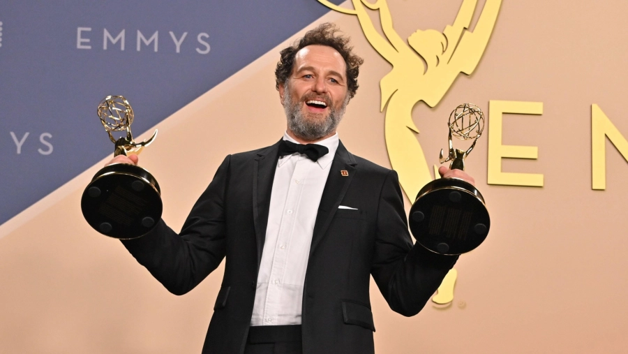 Мэттью риз со статуэтками эмми на церемонии 2026 г