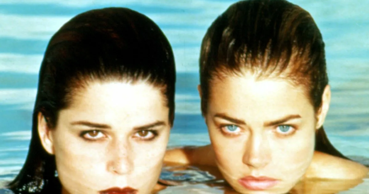 Neve campbell и denise richards в фильме дикие штучки (1998), сцена из фильма