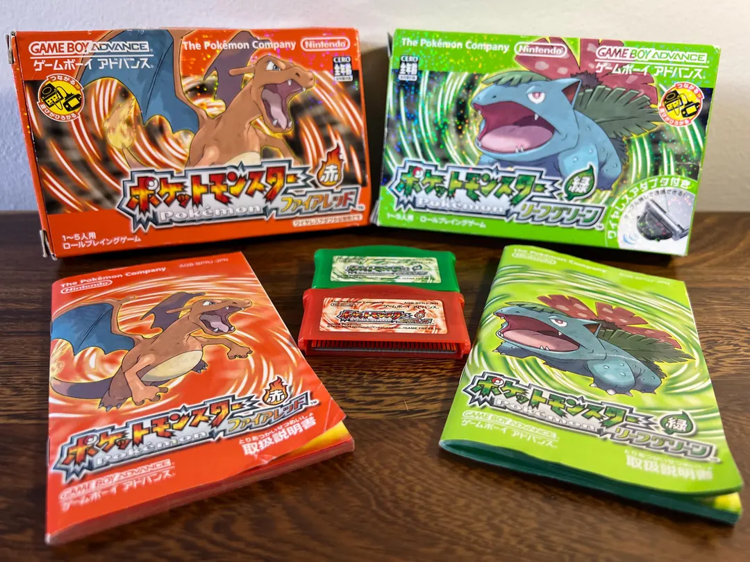 Оригинальные картриджи pok&eacute;mon red и pok&eacute;mon green 1996 года