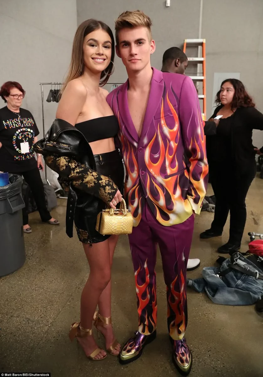 Пресли гербер на показе moschino, 2016 год дебют на подиуме в 16 лет
