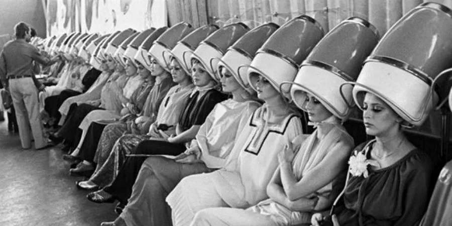 Советская парикмахерская с рядами сушуаров, 1970 е годы