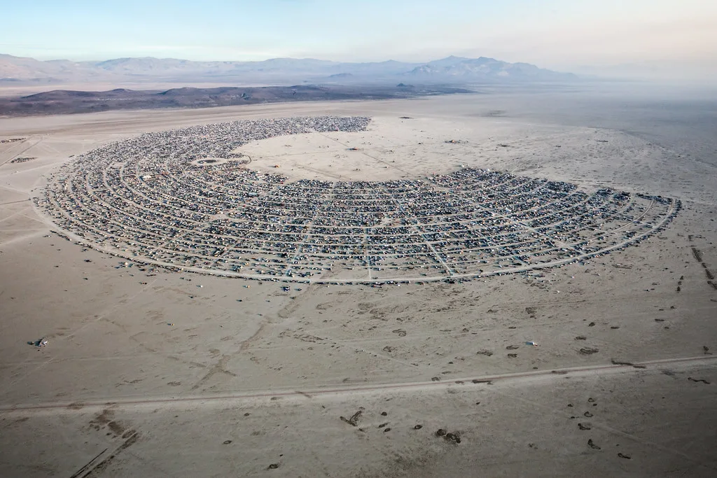 Вид с воздуха на блэк рок сити временный город фестиваля burning man пустыня невада
