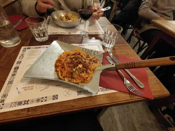 Паста на металлической лопате с деревянной ручкой