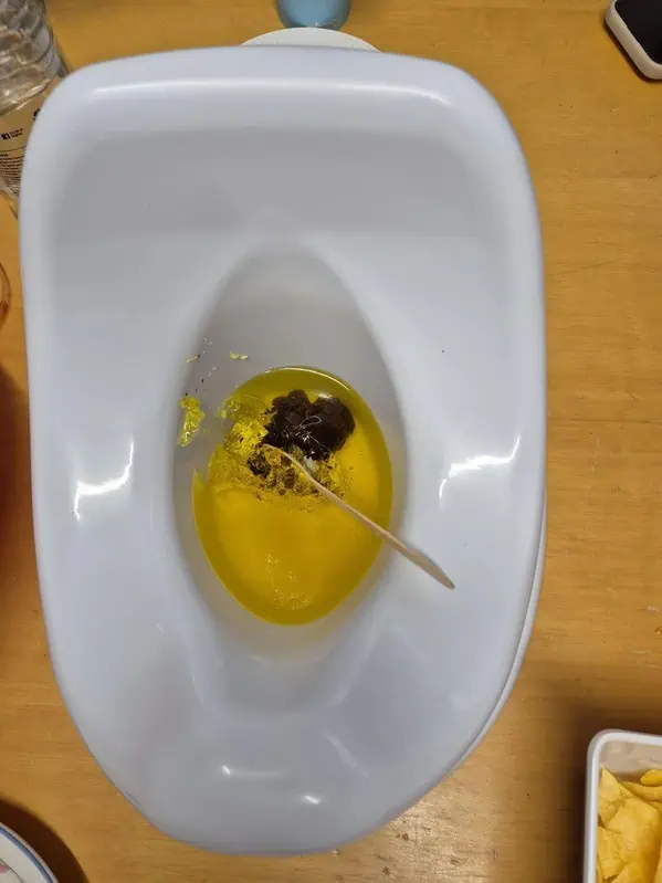 Жёлтое лимонное желе с черносливом в белом горшке