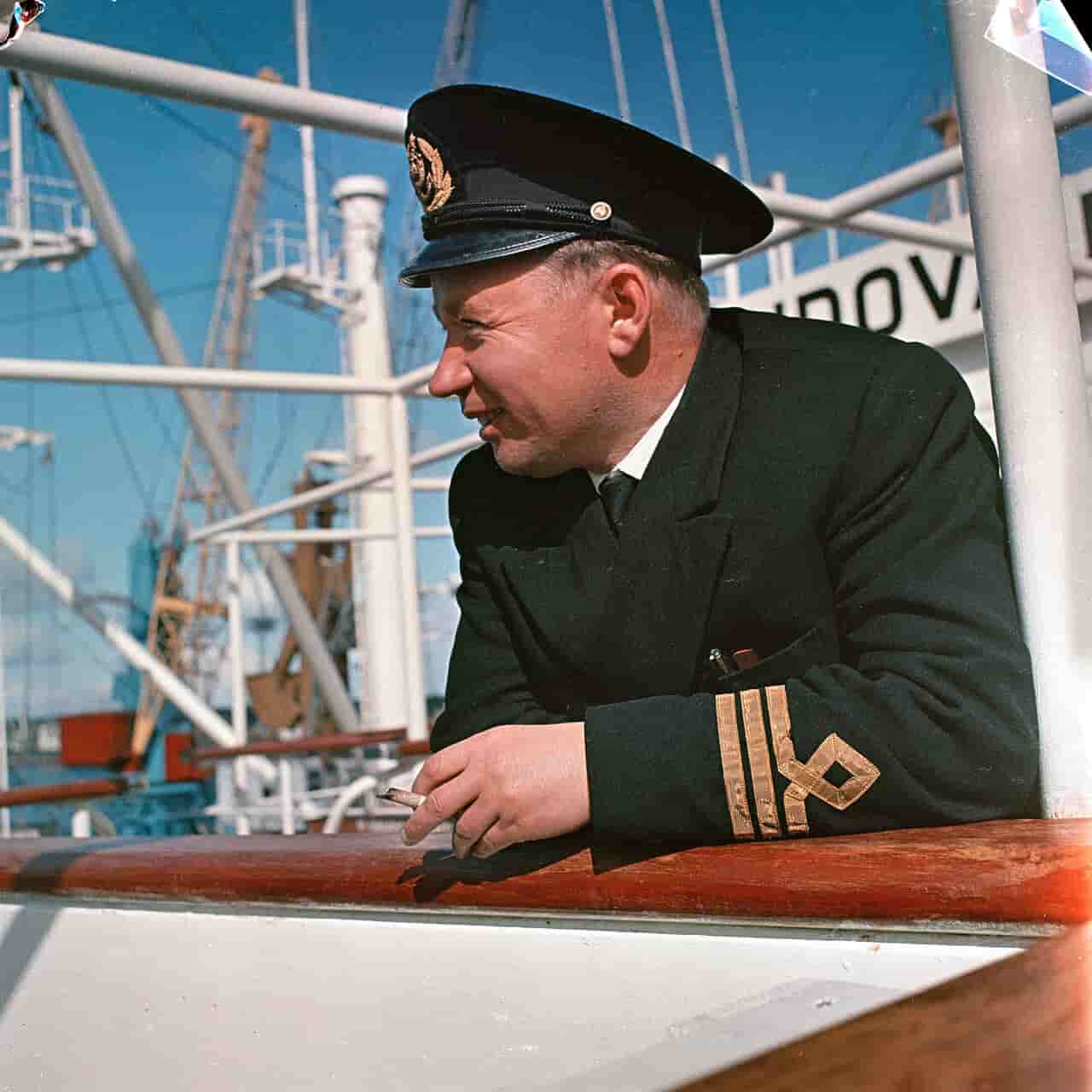 Советский моряк торгового флота на палубе судна, 1950-е годы. Фотограф Семен Фридлянд