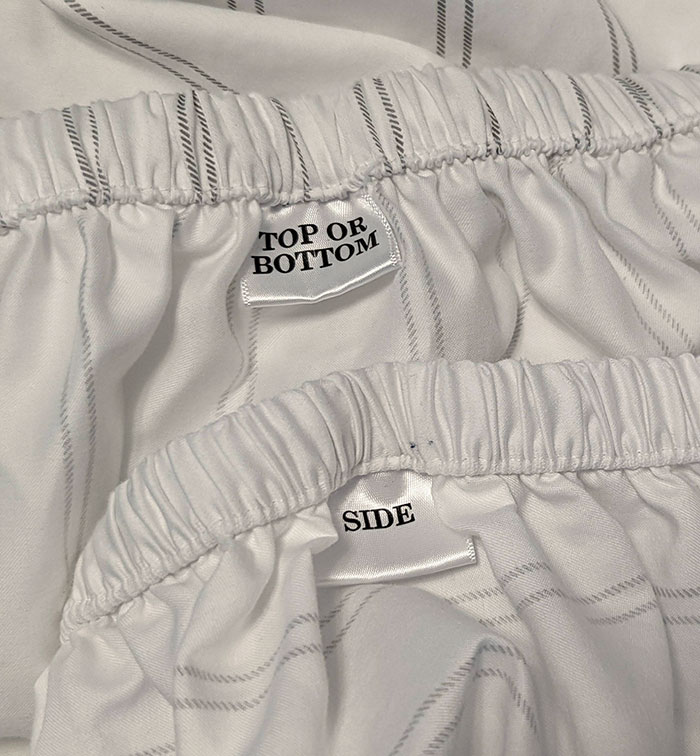 Натяжная простыня с пришитыми ярлыками TOP OR BOTTOM и SIDE