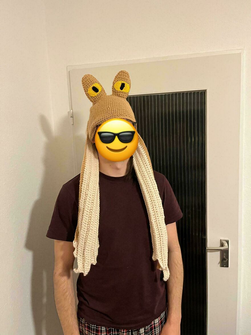 Человек в коричневой вязаной шапке с глазами