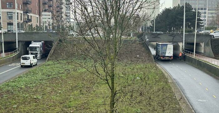Два грузовика застряли под мостом с разных сторон в Нидерландах