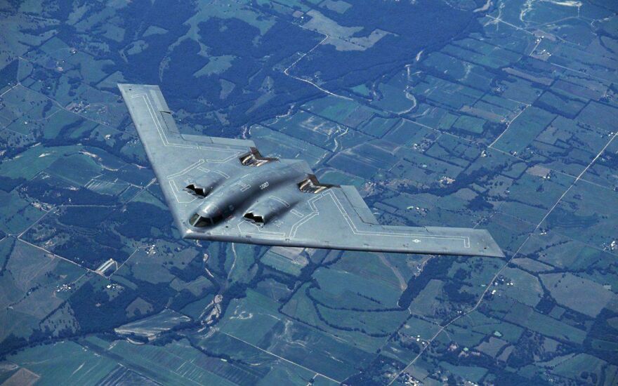 Бомбардировщик B-2 Spirit в форме крыла летит над полями
