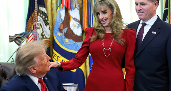 Кто эта женщина рядом с Трампом — и что с ней не так