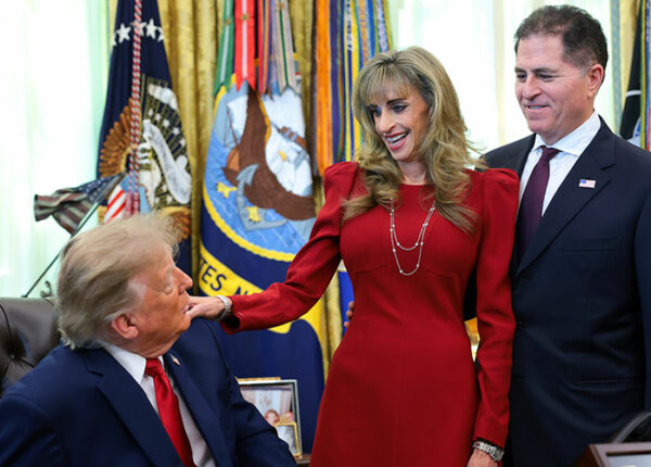 Кто эта женщина рядом с Трампом — и что с ней не так