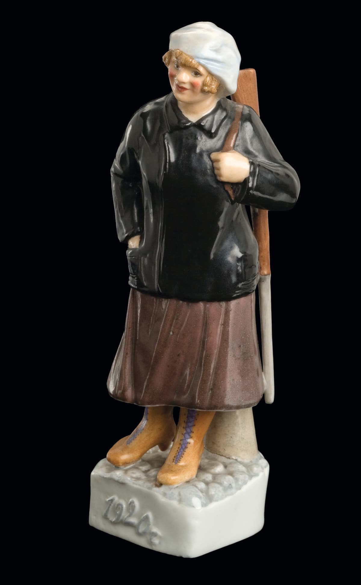 Фарфоровая фигура &laquo;Милиционерка&raquo; работы Натальи Данько, 1920 год