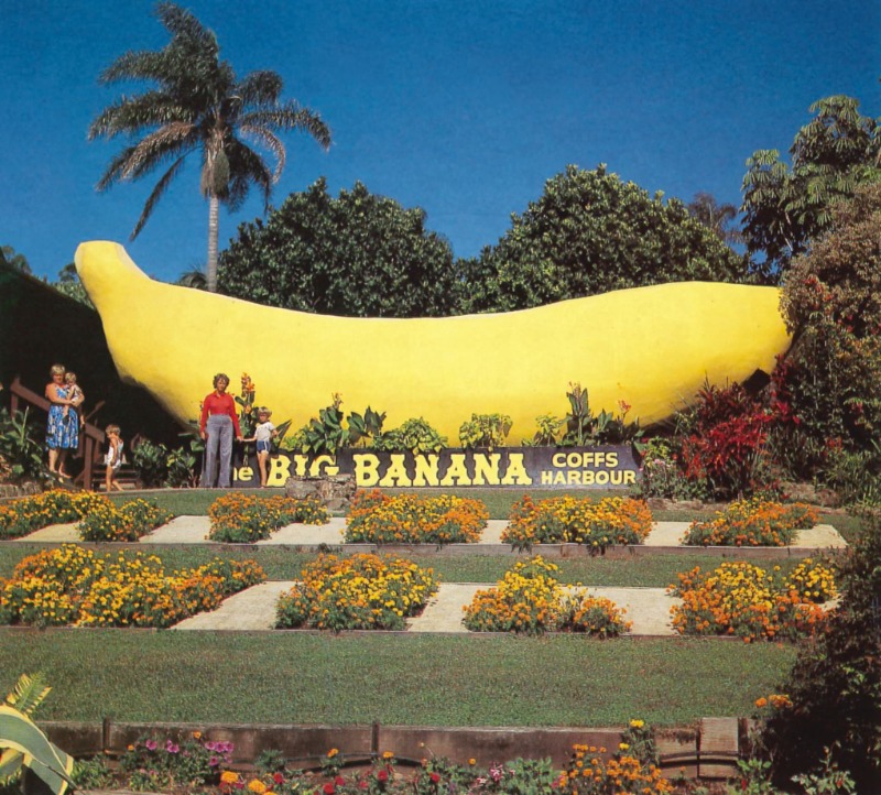 Гигантский жёлтый банан Big Banana в Кофс-Харборе с посетителями у вывески