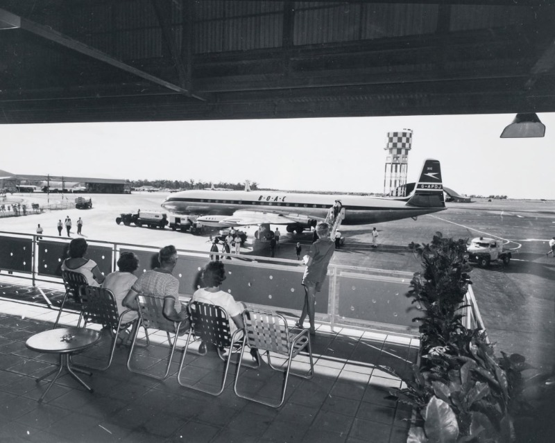 Пассажиры на балконе аэропорта Дарвина смотрят на самолёт BOAC, 1960 год
