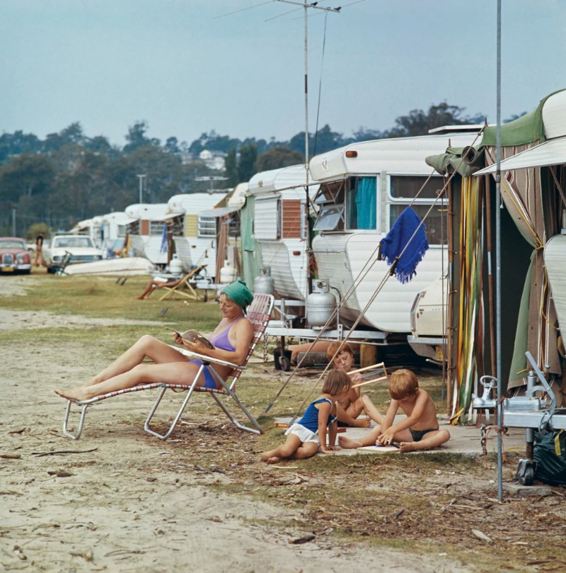 Мама отдыхает в кемпинге, а дети играют у караванов, 1970-е