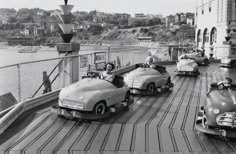 Отдыхающие катаются на машинках автодрома в сиднейском Луна-парке, 1950-е