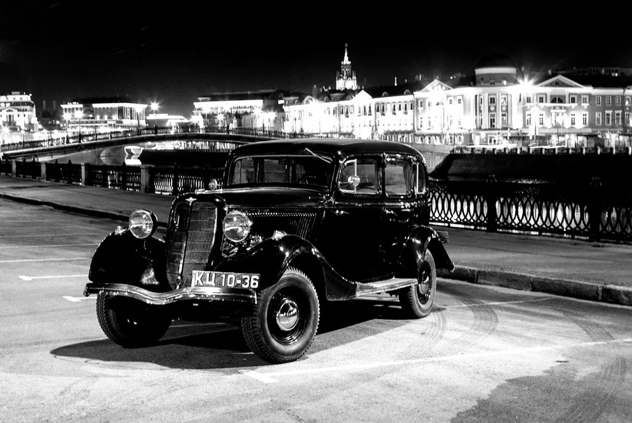 Автомобиль НКВД на ночной московской улице, конец 1930-х годов