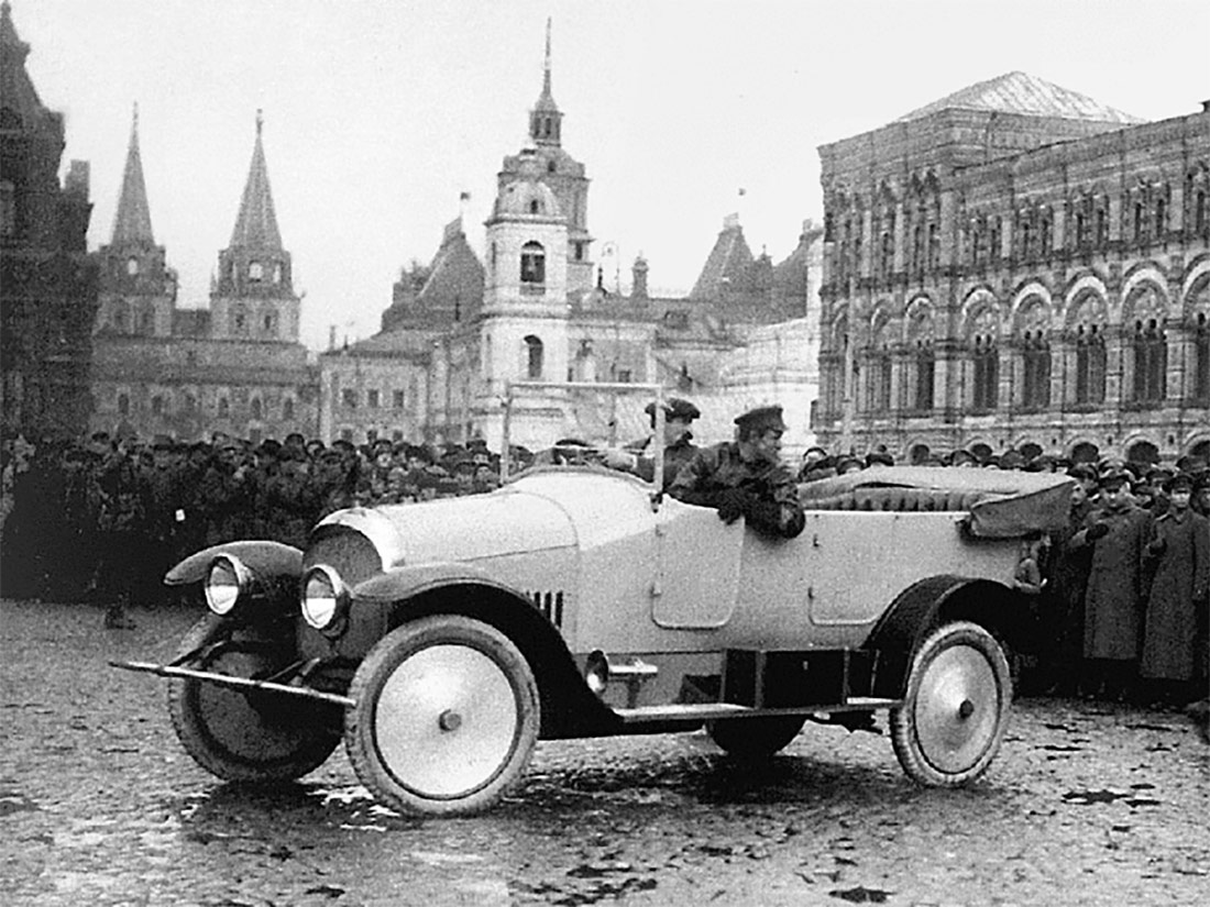 Автомобиль «Промбронь» на Красной площади в Москве, 1922 год