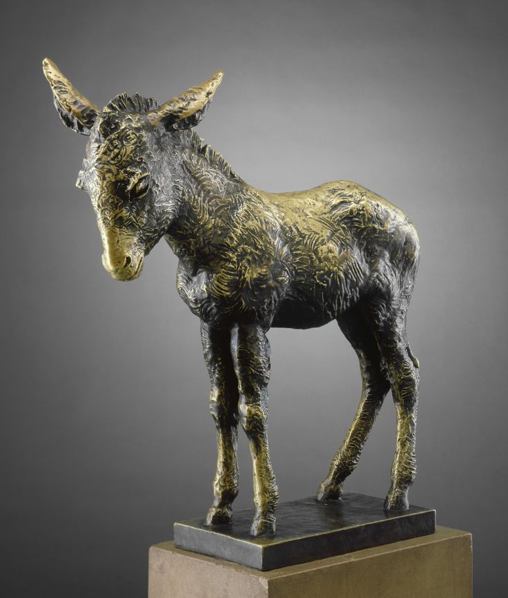 Бронзовая статуя осла и табличка Donkey 1927 рядом