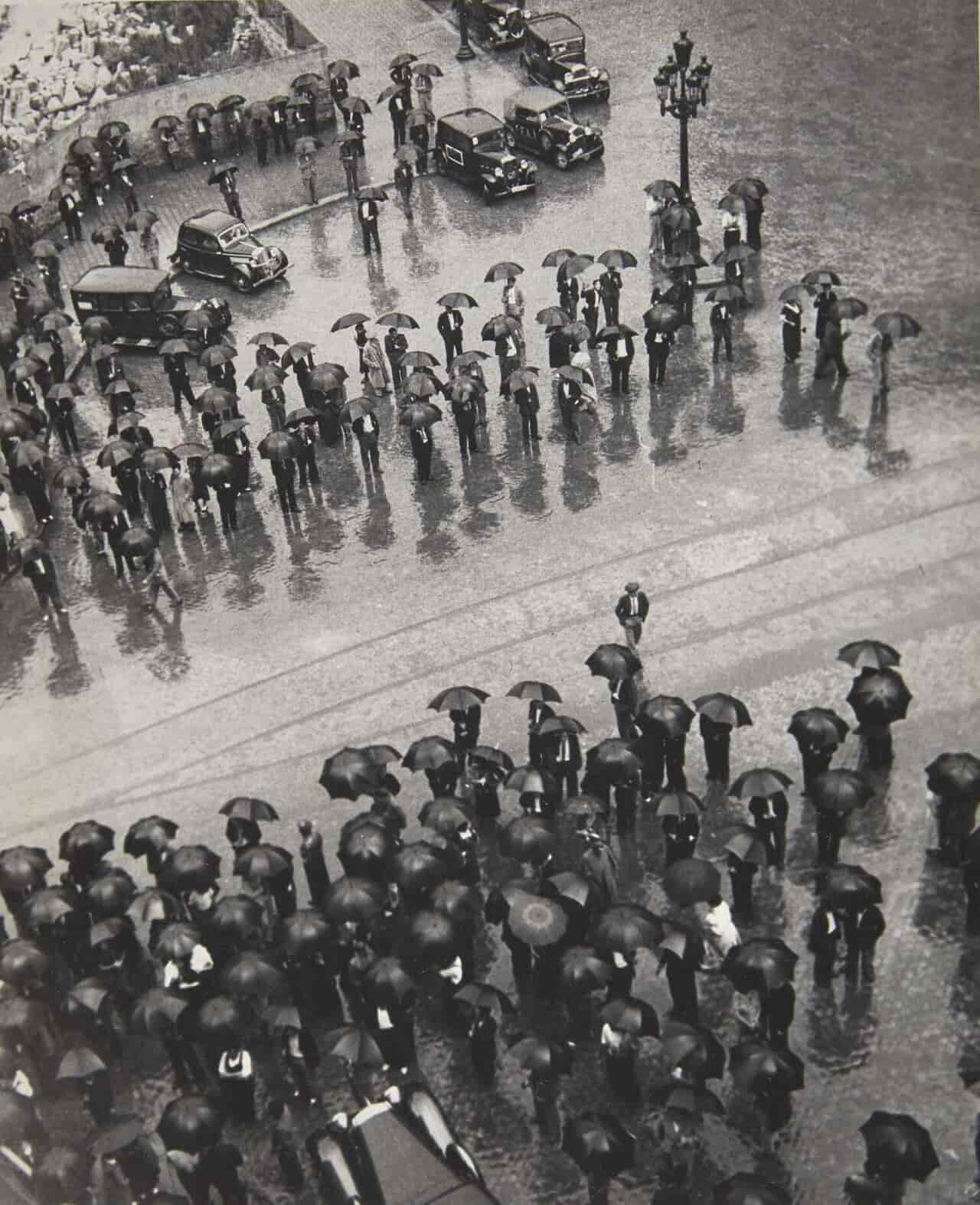Толпа с зонтиками на митинге CNT в Барселоне, 1937 год, фото Кати Хорн