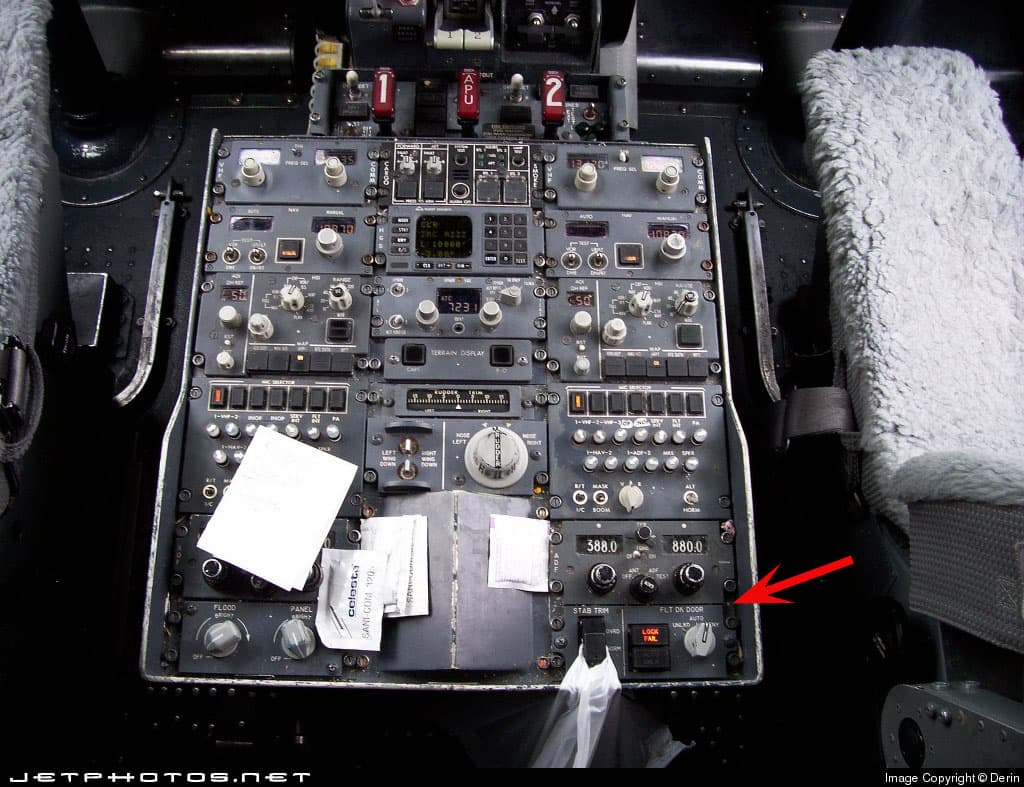 Переключатель блокировки двери кабины пилотов FLT DK DOOR на центральной панели Boeing 737