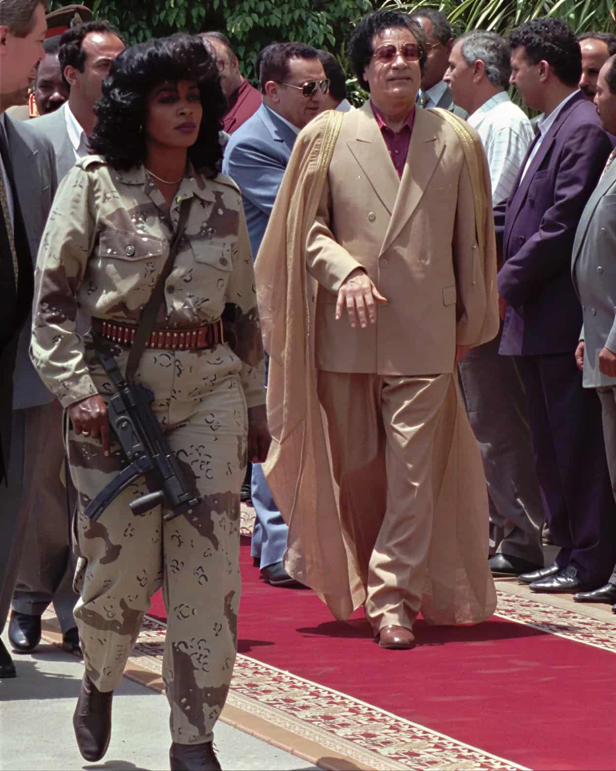 Bigpicture ru gaddafi and bodyguard (1)