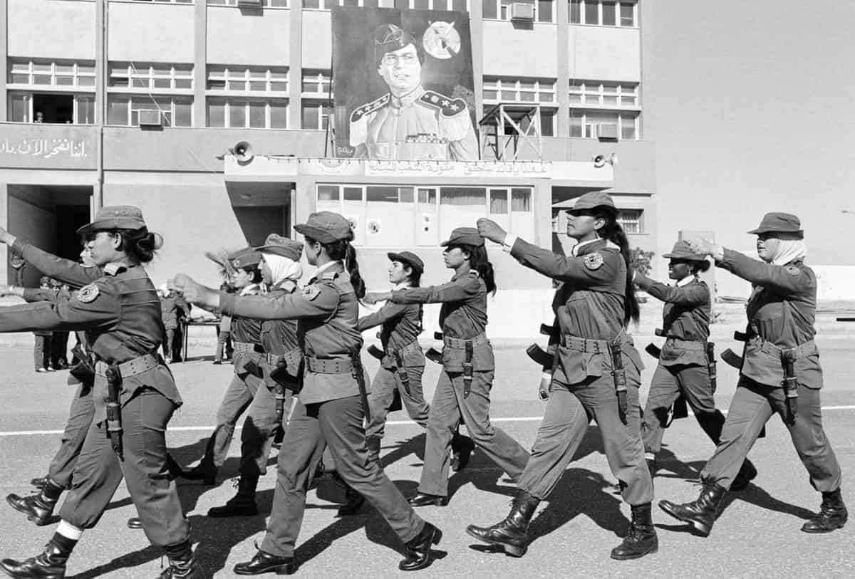 курсантки Женской военной академии в Триполи, 18 января 1986 года. Идут строем по плацу перед портретом Каддафи, с автоматами и штыками