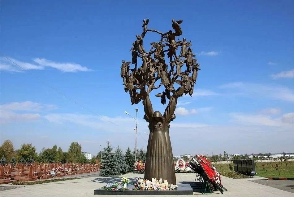 Мемориал Город ангелов в Беслане, место памяти погибших в теракте 2004 года