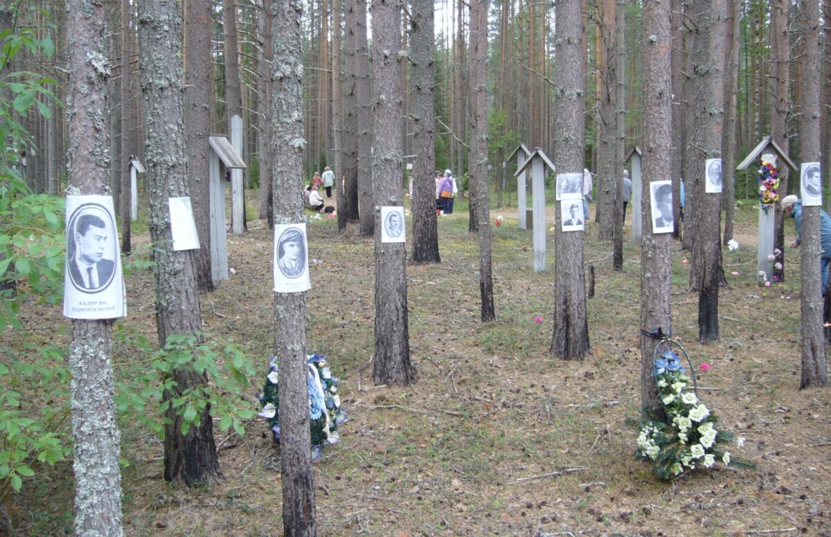 Мемориальное урочище Сандармох в Карелии, место массовых расстрелов жертв Большого террора