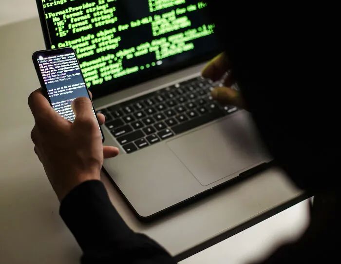 Ноутбук с окном программы удалённого доступа к рабочему столу